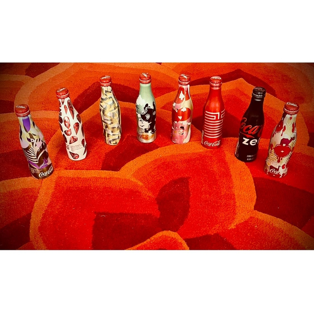 STUNNING 8 HOLIDAY COCA COLA ALUMINUM BOTTLES, 8.5OZ EACH - FULL -SANTA EDITION!
